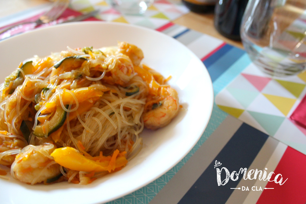 Spaghetti di soia con verdure e gamberetti
